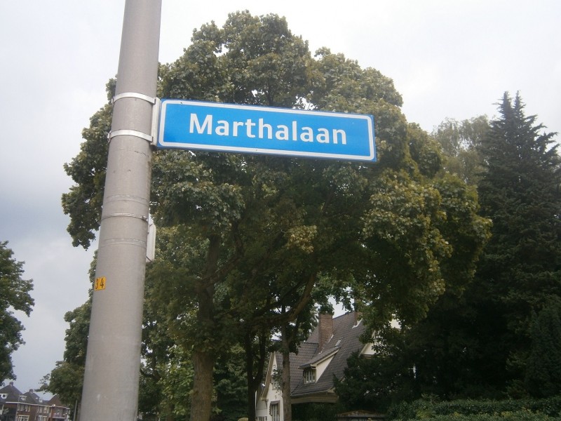 Marthalaan straatnaambord (2).JPG