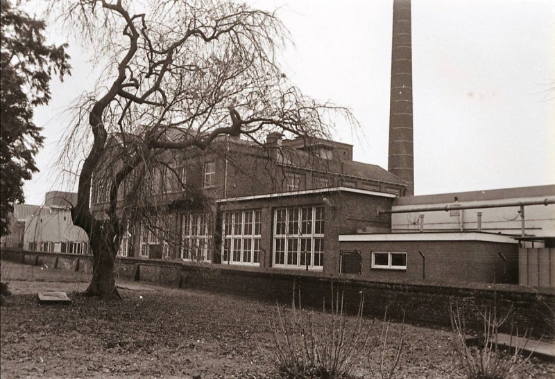 Espoortstraat stadskerkhof met fabriek Ter Kuile.jpg