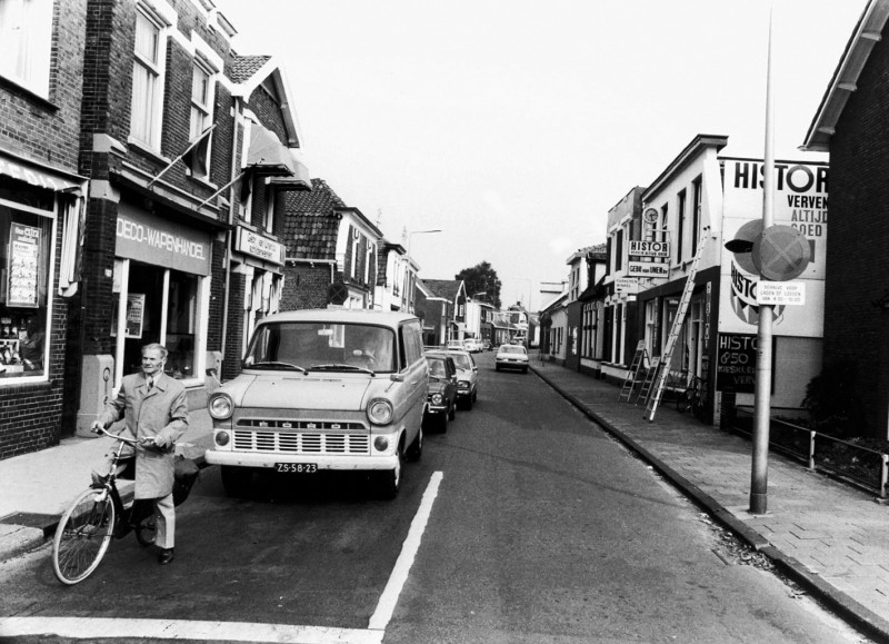 Lipperkerkstraat Straatbeeld met geparkeerde auto's. Zichtbaar is een wapenhandel en verfspeciaalzaak van Unen.jpg