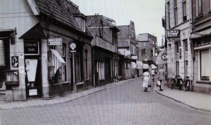 Kalanderstraat rechts cafe GEVI links sigarenwinkel M. Kippers.jpg