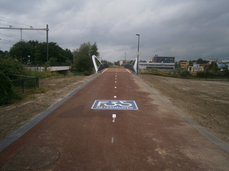 Auke Vleerstraat fietsbrug fietssnelweg F35 (2).JPG