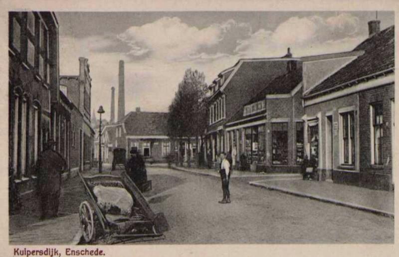 Kuipersdijk 1928 rechts de Ledeboerstraat tweede straat rechts de Alsteedschestraat verderop de Oranjestraat de kerktorenis van de kerk op de oude markt een van de schoorstenen is dan waarschijnlijk van badhuis van Heek.jpg