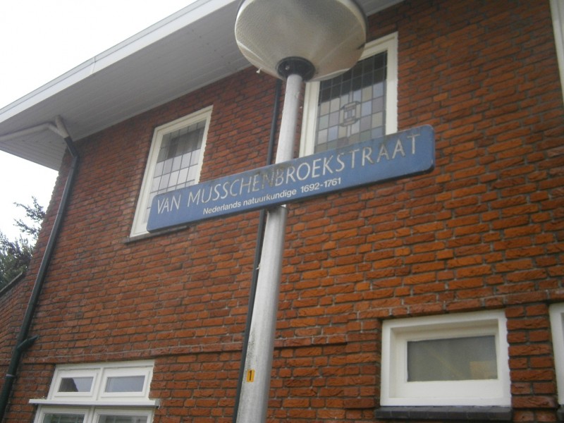 Van Musschenbroekstraat straatnaambord.JPG