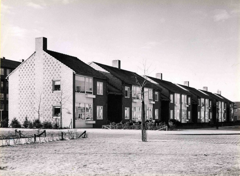 Weegschaalstraat 1965 Hoek Algolstraat, een aantal nieuwe woningen.jpg