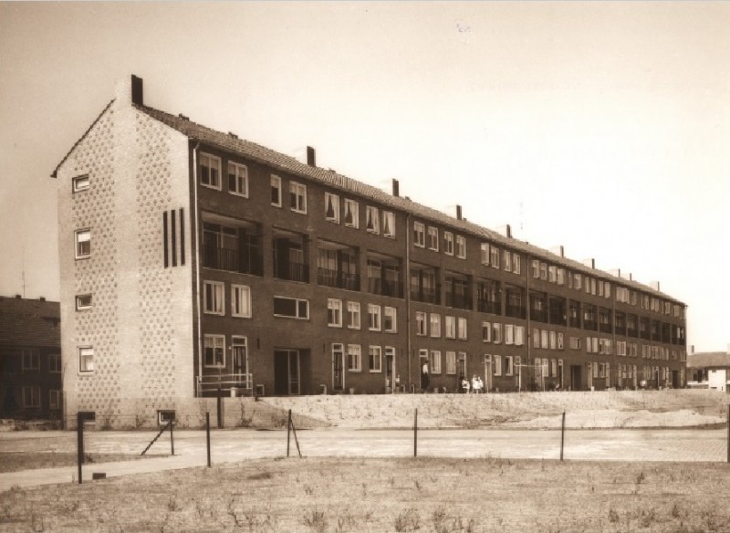 Jachthondenstraat Maisonnettes van de woningbouwvereniging De Volkswoning.jpg