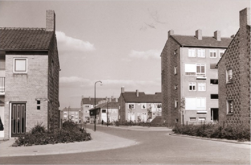 Poolsterstraat ter hoogte van de Taurusstraat met rechts flatwoningen aan de Jachthondenstraat.jpg