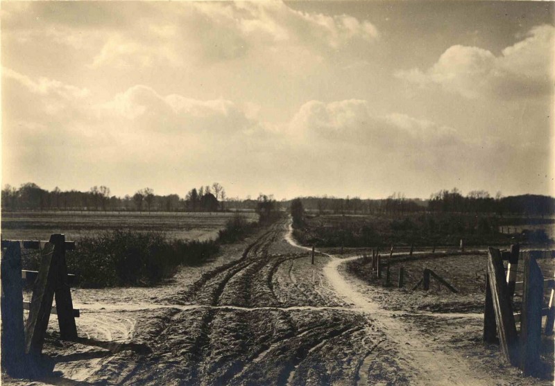 Bruggenmorsweg 1934 Zandpad waar Lonnekerbrug over het Twentekanaal zal komen.jpg