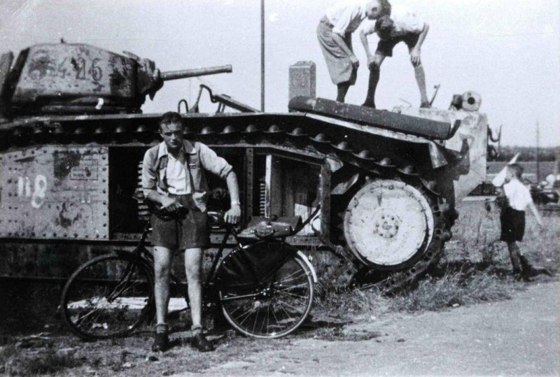 Bruggenmorsweg 1945 wrak duitse tank.jpg