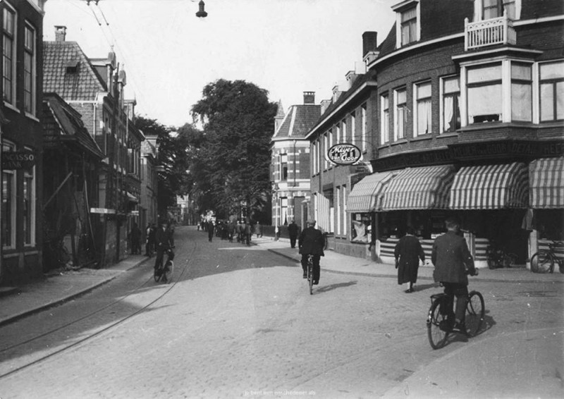 Gronausestraat hoek Veenstraat  rechts  Meijer van Goor, later van Kelderman.  links het Elderinkshuis.jpg