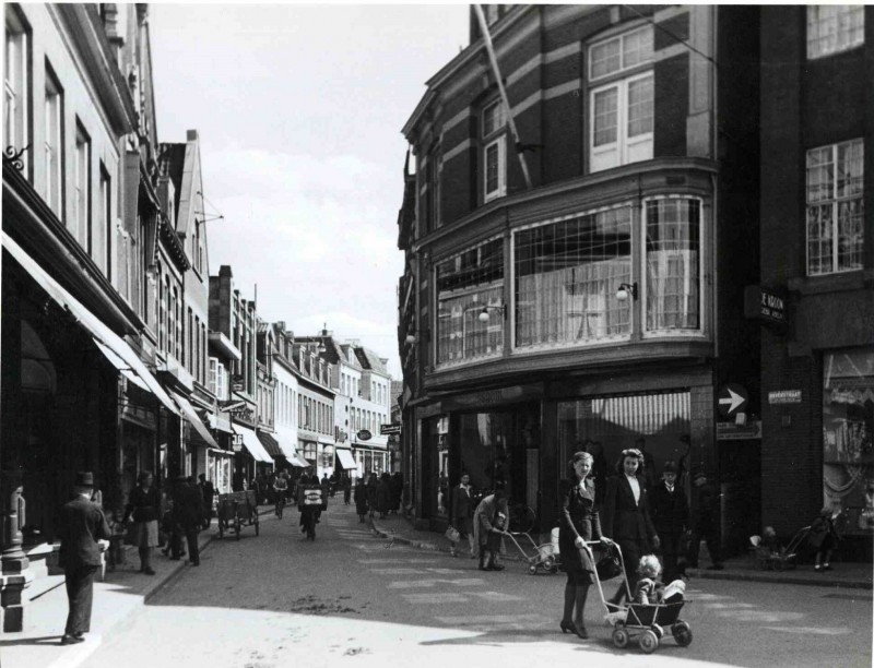 Haverstraat vanaf de hoek Burgemeesterstraat richting Langestraat met rechts modezaak Bercon. 1942.jpg