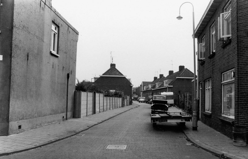 Galvanistraat Vanaf de Oostburgweg.jpg
