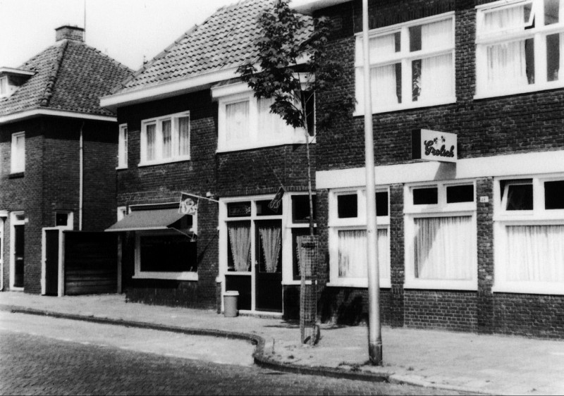 Lipperkerkstraat juli 1983 Café de Velve, op de hoek met de Siemensstraat..jpg