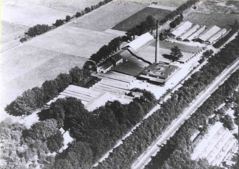 Noord Esmarkerrondweg 1950 Luchtopname steenfabriek Hulshof in werking (oostelijke richting).jpg