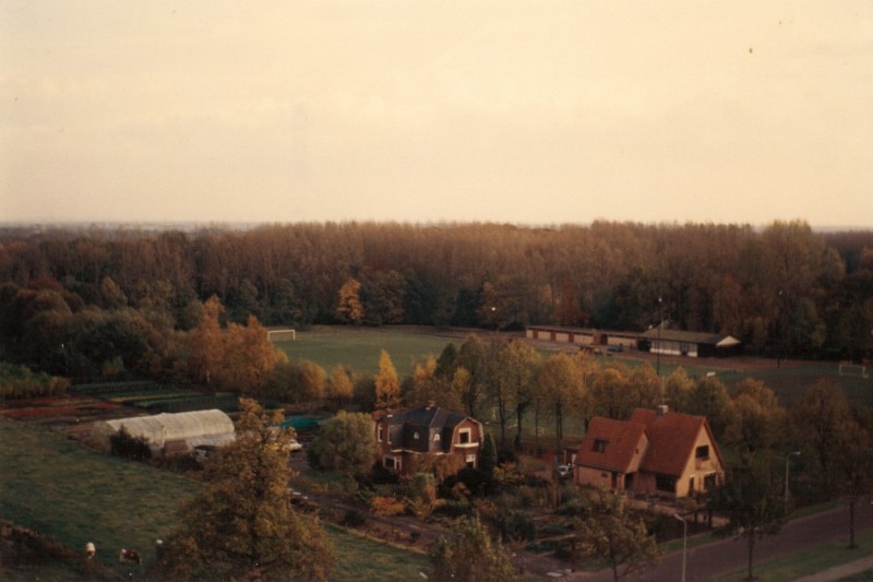 Zuid Esmarkerrondweg 1970 Uitzicht vanaf Esmarkeflat, hoek Gronausestraat kwekerij en voetbalvelden van voetbalvereniging Phenix.jpg