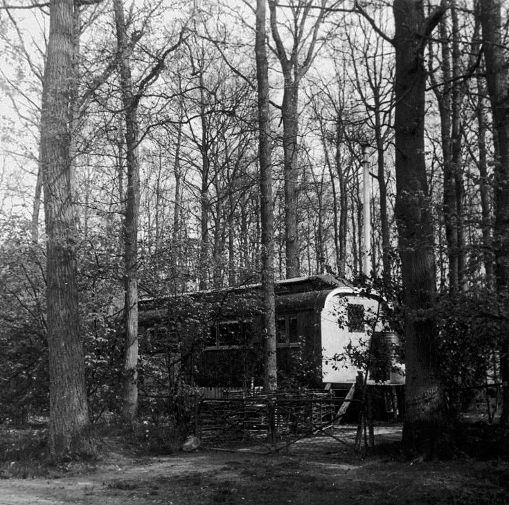 Zuid Esmarkerrondweg 21-4-1961 Een woonwagen in het bos. Buurtschap Wooldrik..jpg