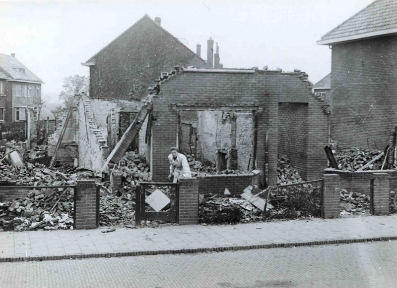 Palembangstraat hoek Tegalstraat met zicht op enkele gebombardeerde huizen 10-10-1943.jpg