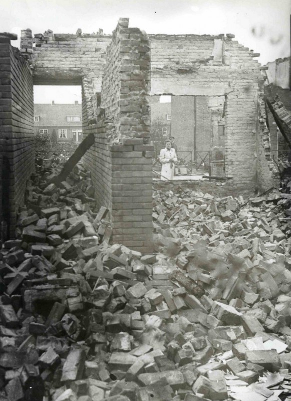 Palembangstraat hoek Tegalstraat met zicht op enkele gebombardeerde huizen. 10-10-1943.jpg