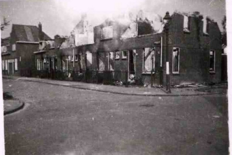 Bandoengstraat Bomschade aan getroffen huizen, op hoek Bandoengstraat Daalweg na bombardement van 10.10.1943.jpg