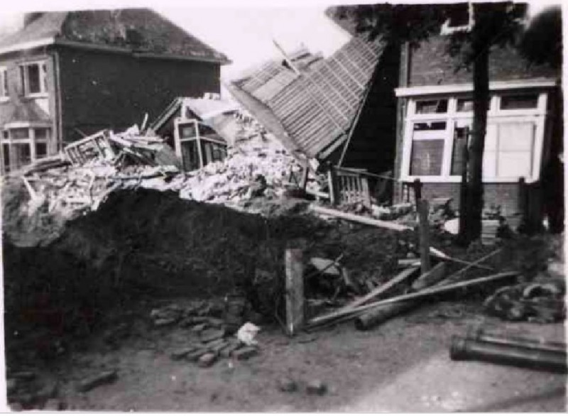 Preangerstraat Getroffen huizen door bombardement van 10.10.1943.jpg