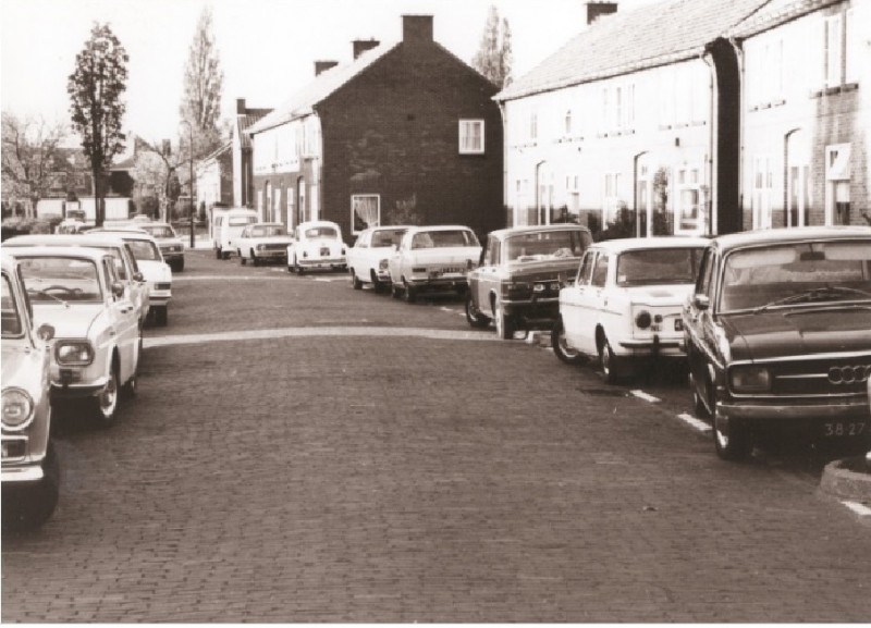 Nieuw Guineastraat woningen met geparkeerde auto's.jpg