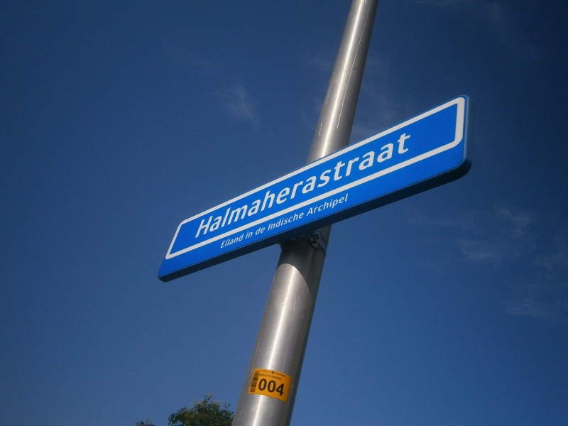 Halmaherastraat straatnaambord.JPG