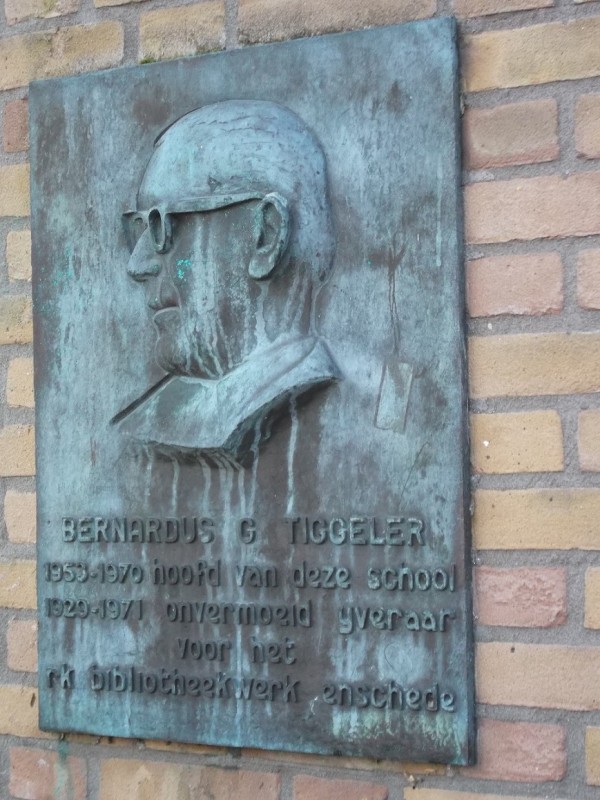 Pastoor Geertmanstraat 10 plaquette aan de Alfonsusschool.JPG