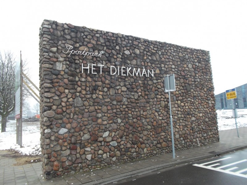 J.J. van Deinselaan  muur sportpark Diekman.JPG