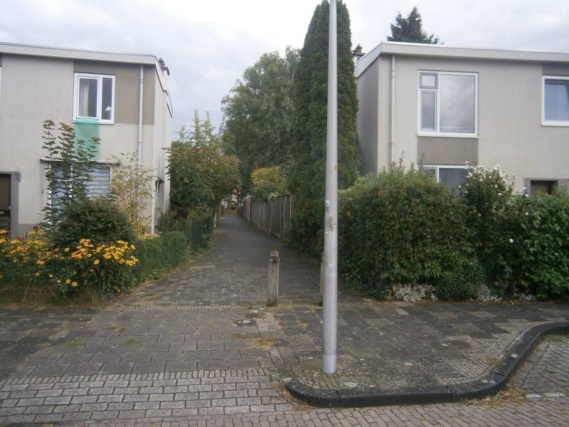 Varvikspad vanaf Meester Henri Viottastraat richting Doctor Wagenaarstraat.JPG