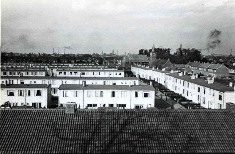 Meester Henri Viottastraat 1954 Duplexwoningen in de buurt Varvik-Diekman. Ook is de Vredeskerk aan de Varviksingel zichtbaar.jpg