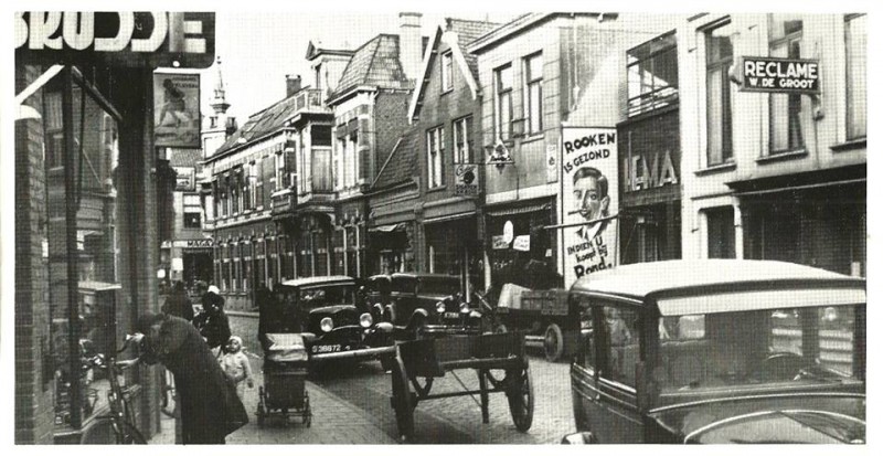 Kalanderstraat 1930 rechts sigarenmagazijn Rond.Teclme W. de Groot. ingang Hema.jpg