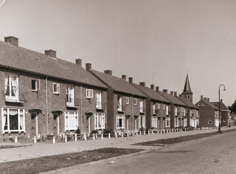 Dr. Johan Wagenaarstraat juli 1955 Woningen aan de Dr. Wagenaarstraat. Op de achtergrond is de toren van de Vredeskerk zichtbaar.jpg