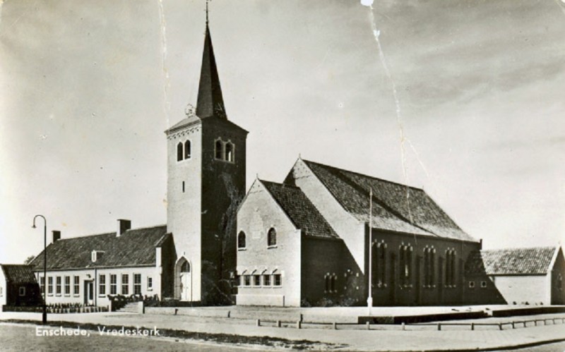 Dr. Johan Wagenaarstraat Vredeskerk werd onder architectuur van de bekende architect voor landelijke bouwkunst Jan Jans in 1953 aan de Varviksingel gebouwd..jpg