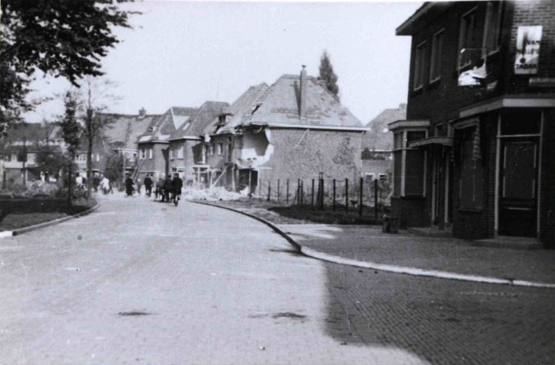 Hogelandsingel Bombardement heeft grote schade aangericht aan de Hogelandsingel. Foto in noordoostelijke richting, op voorgrond hoek Makassarstraat okt. 1943.jpg