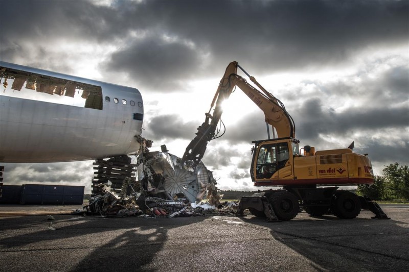 Airbus op Twente Airport door grote grijper in stukken geknipt.jpg