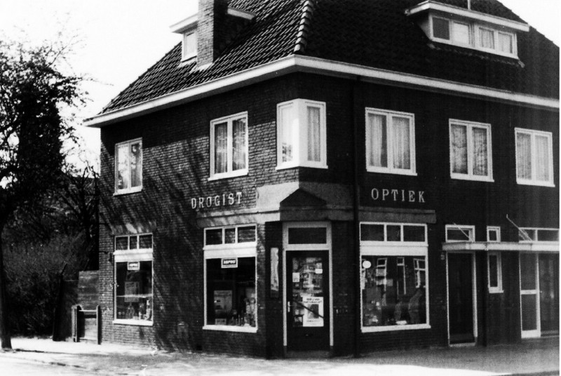Hogelandsingel mei 1976 Drogist en Optiek op de hoek met de Makassarstraat.jpg