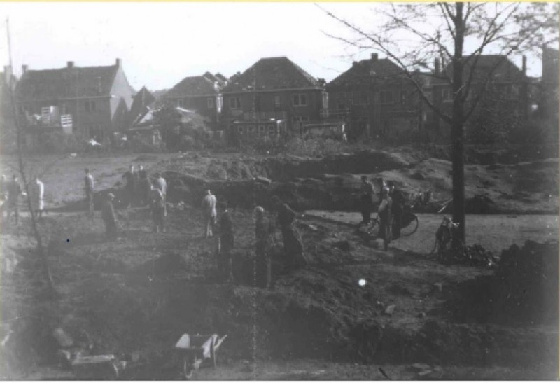 Boeroestraat Drie bominslagen bij de Hogelandsingel; op de achtergrond de Preangerstraat 10-10-1943.jpg