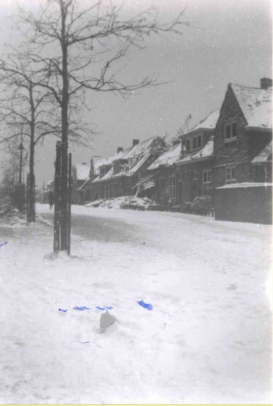 Floresstraat Richting Veenstraat.; schade na bombardement van 22.1.1942.jpg
