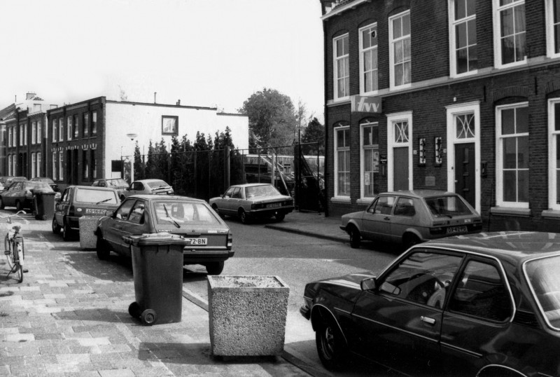 Soendastraat F.N.V. Vakbondskantoor met geparkeerde autos.jpg