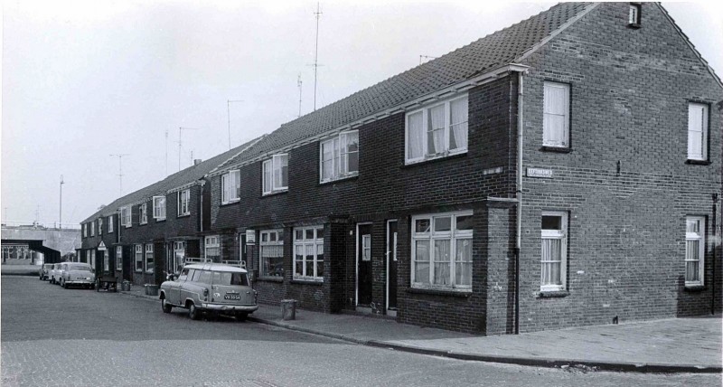 Gasfabriekstraat hoek Eeftinksweg ca 1965 Op de achtergrond Brug Zuid, verder een bakfiets tussen de auto's geparkeerd, vuilnisemmers.jpg