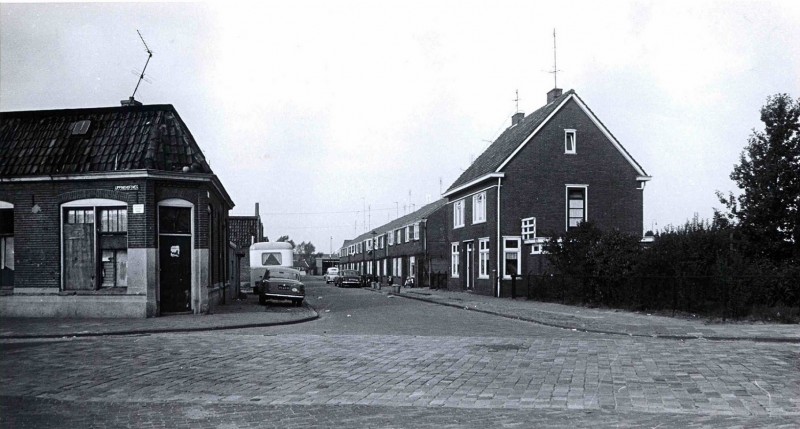 Eeftinksweg Links de Lippinkhofsweg op de achtergrond de Gasfabriekstraat; sfeervol beeld van verval.jpg