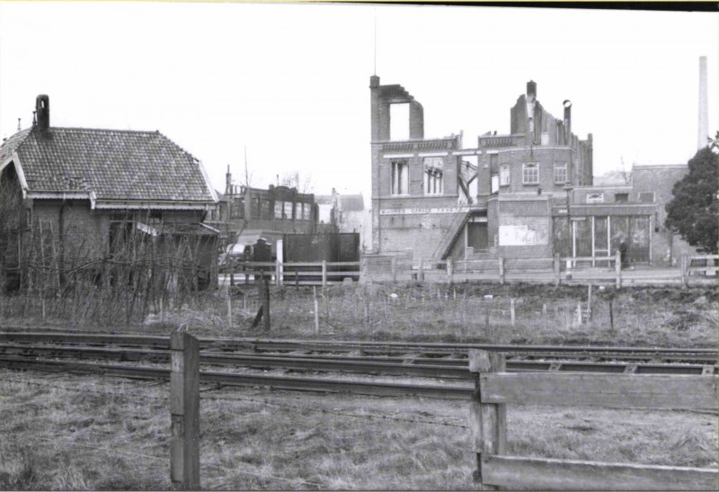 Industriestraat Garage W. de Vries getroffen door bombardement van 22.2.1944.jpg