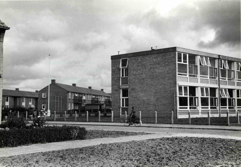 Tomatenstraat hoek Wicher Nijkampstraat, O.L.S. Prof. Dr. J.H. Gunningschool (1955).jpg
