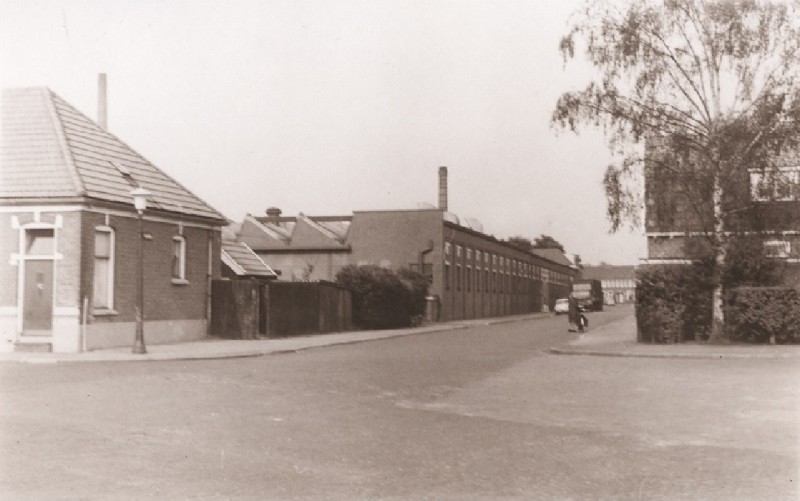 Bleekweg Fabriekshal en woningen op de hoek met de Getfertweg 1967.jpg