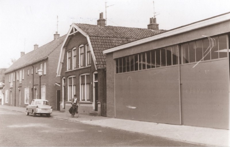 Bleekweg 27 Voorzijde woningen met hal 1967.jpg