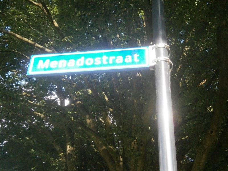 Menadostraat straatnaambord.JPG