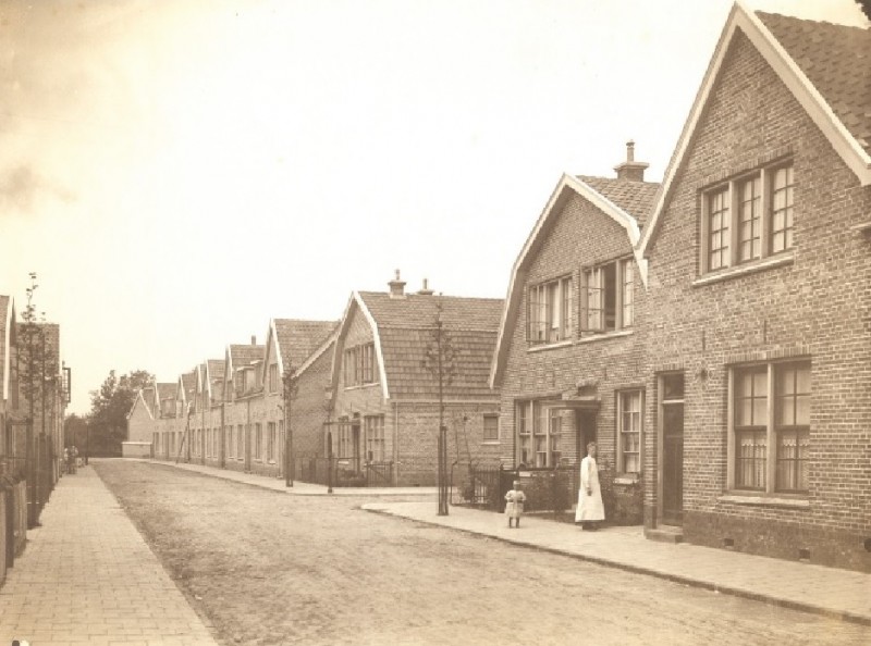 Delistrasat Woningen van woningbouwvereniging De Volkswoning aan de Delistraat. Rechts de Medanstraat (2).jpg