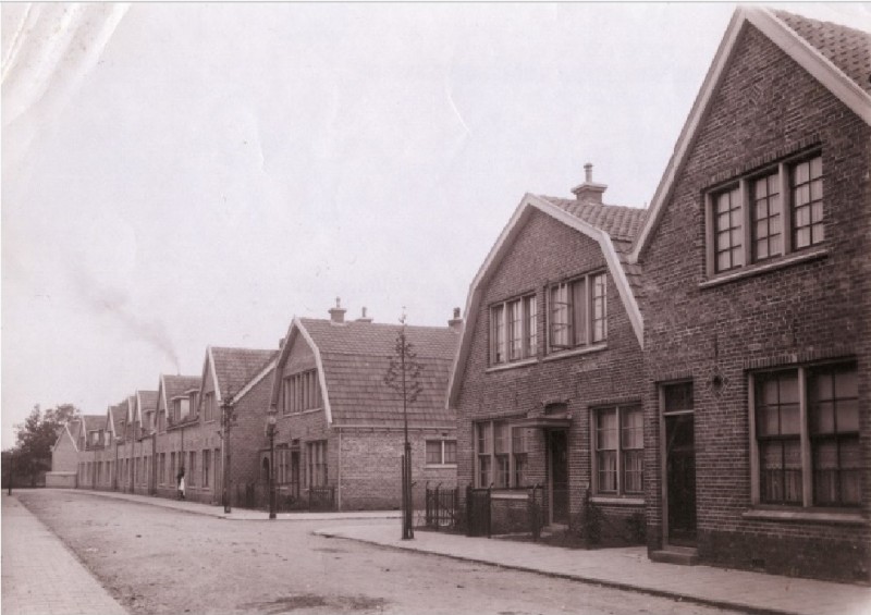 Delistrasat Woningen van woningbouwvereniging De Volkswoning aan de Delistraat. Rechts de Medanstraat.jpg