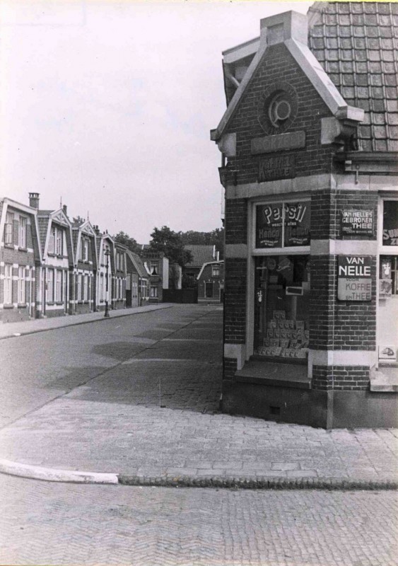 Bankastraat vanaf de Billitonstraat in oostelijke richting met op de rechterhoek een kruidenier. juli 1943 winkel Mondria.jpg