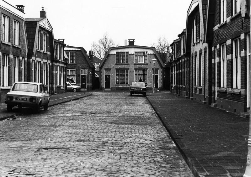 Bankastraat Woningen in straatbeeld met geparkeerde auto's.jpg