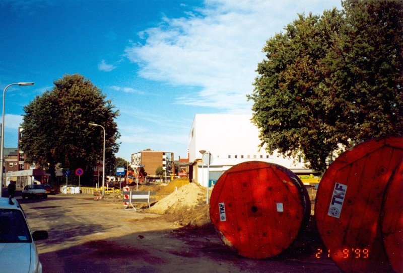 Ledeboerstraat 21-9-1999 De aanleg van de Mooienhof met de Ledeboerstraat met rechts de Vroom en Dreesman ook wel V&D.jpg